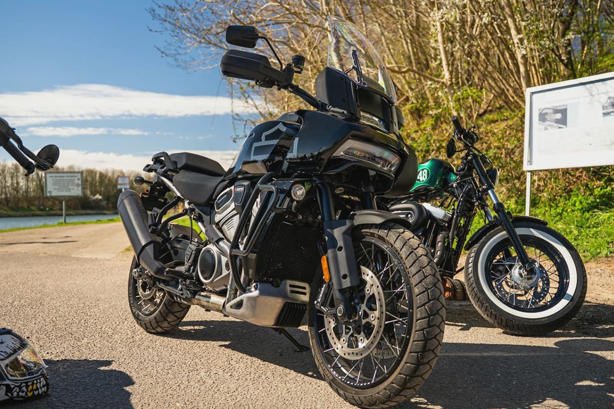Motorrad Leihen Harley Davidson Pan America mit hohem Windschild für Offroad und Straße
