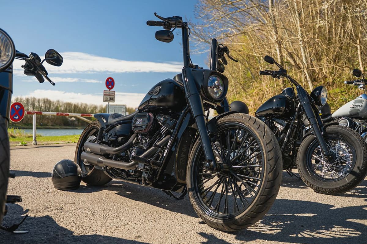 Komplett schwarze Harley Davidson Breakout mit tiefen Profil mieten für Cruising mit fetten Reifen und tiefem Profil