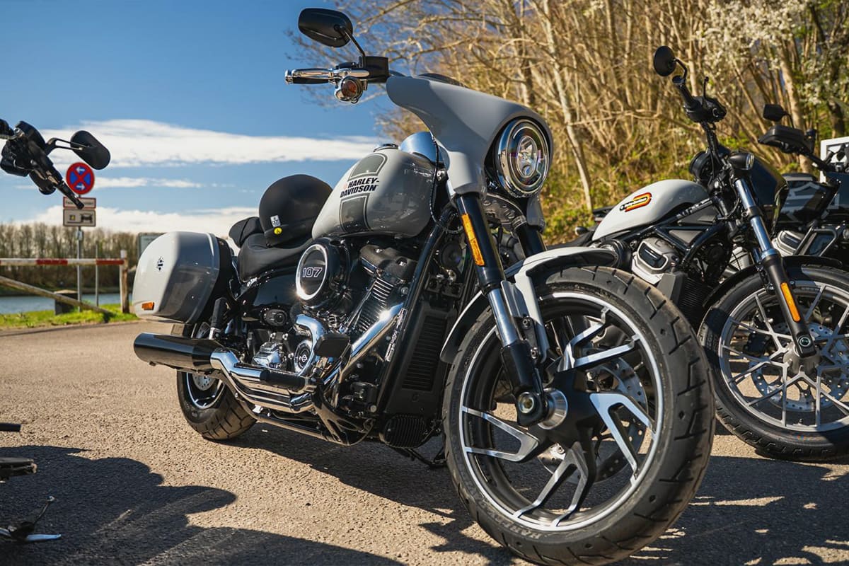 Graue Custom Harley Davidson Sport Glide im Verleih