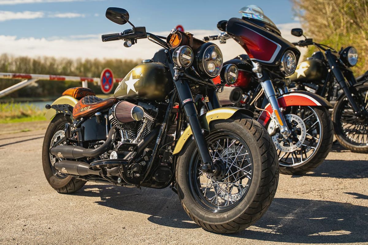 Motorradverleih Harley Davidson Custom mit braunem Ledersitz