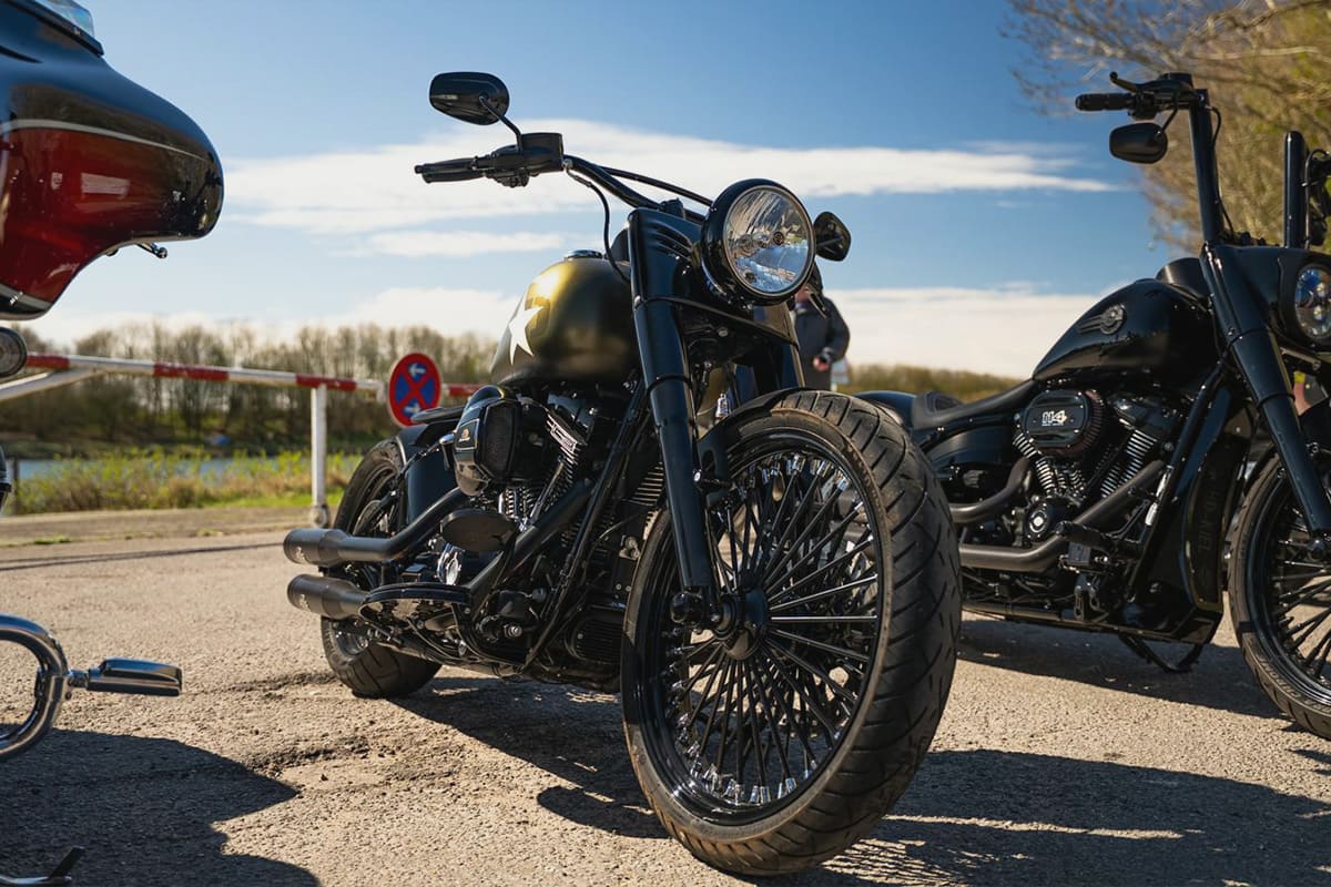 Schwarze Custom Harley Davidson mit Speichenfelgen